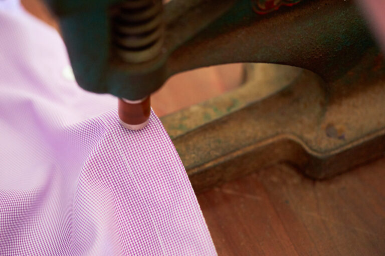 Anbringen von Druckknöpfen an einem Hemd